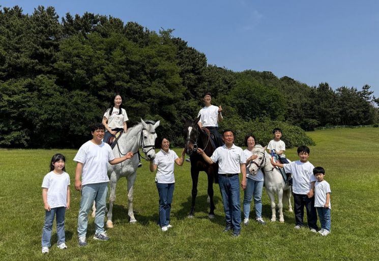 “말과 함께 인생샷”… 한국마사회 부산경남, ‘승마 스냅샷’ 인기