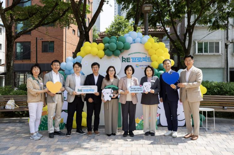 5일 서울 강동구 말우물어린이공원에서 열린 'RE프로젝트-업사이클링 놀이터' 완공식에서 왼쪽부터 오인자 고덕2동 통장협의회장, 안자희 고덕2동 주민자치회장, KB국민카드 박세현 팀장, 신용카드사회공헌재단 이승준 팀장, 초록우산 신정원 사회공헌협력본부장, 이수희 강동구청장, 박춘선 서울시의원, 원창희 강동구의원, 문현섭 강동구의원 등이 기념촬영하고 있다. 초록우산