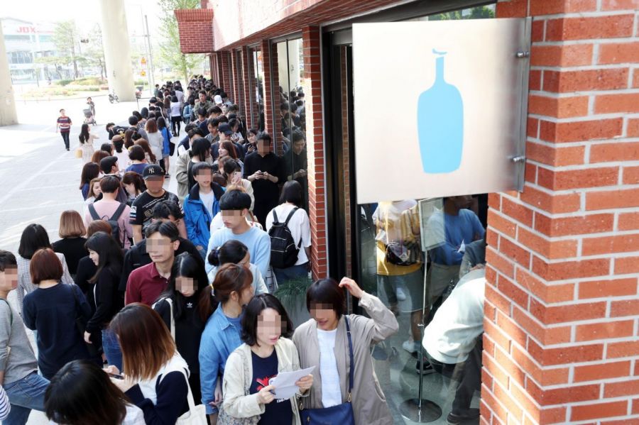 2019년 국내 첫 상륙 당시 고객들로 붐비던 블루보틀 매장 모습. 아시아경제DB