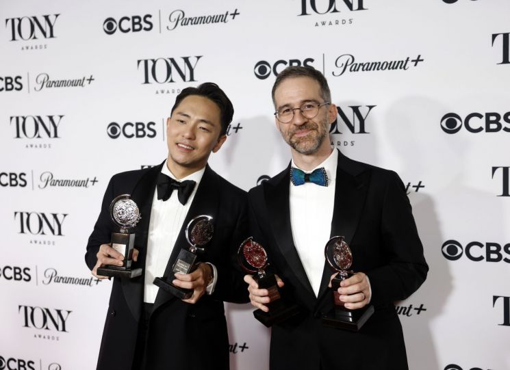 창작뮤지컬 '어쩌면 해피엔딩'의 창작자 박천휴(왼쪽)와 윌 애런슨이 8알(현지시간) 제78회 토니상 시상식이 열린 미국 뉴욕 라디오 시티 뮤직홀에서 기념사진을 찍고 있다.   [사진 제공= AFP연합뉴스]창작뮤지컬 '어쩌면 해피엔딩'의 창작자 박천휴(왼쪽)와 윌 애런슨이 8알(현지시간) 제78회 토니상 시상식이 열린 미국 뉴욕 라디오 시티 뮤직홀에서 기념사진을 찍고 있다.