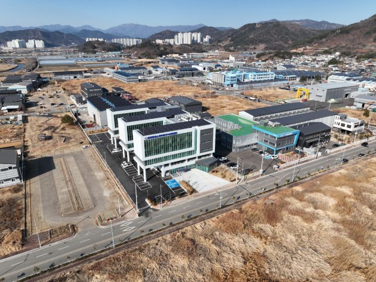 광양만권 소재부품 지식산업센터가 개소 초기임에도 불구하고 전실 분양을 완료하며, 혁신과 협력이 공존하는 미래형 산업 허브로 첫걸음을 내디뎠다. 광양시 제공
