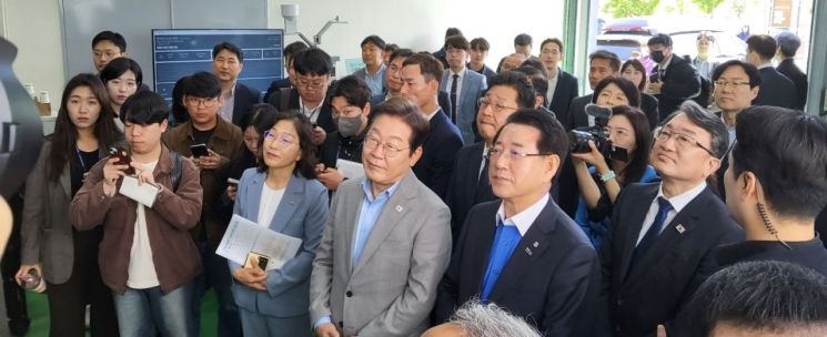 President Lee Jae Myung attended the "Agricultural Science and Technology Promotion Meeting" held at 10 a.m. on April 25 at the Jeonnam Agricultural Research and Extension Services (Changnong Town Center) in Naju, Jeonnam, during his time as a preliminary presidential candidate for the Democratic Party of Korea. He visited the energy self-sufficient smart farm research building at Jeonnam Agricultural Research and Extension Services together with Kim Young Rok, Governor of Jeonnam. Photo by Shim Jin Seok
