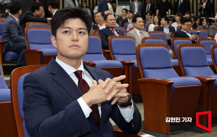 김용태 국민의힘 비상대책위원장이 9일 국회에서 열린 의원총회에 참석하고 있다. 김현민 기자
