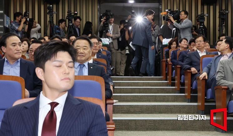 [포토] 의총장 떠나는 권성동