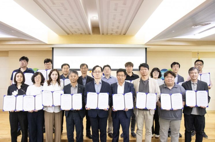 강성천 경기연구원장(앞줄 중앙)이 9일 청렴서약식을 개최한 뒤 참석자들과 기념사진을 찍고 있다. 경기연구원 제공
