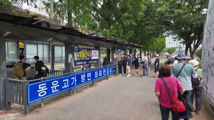 광주 시내버스 노조가 전면 파업을 재개한 9일 오전 광주 서구 한 택시정류장이 시민들로 북적이고 있다. 민찬기 기자