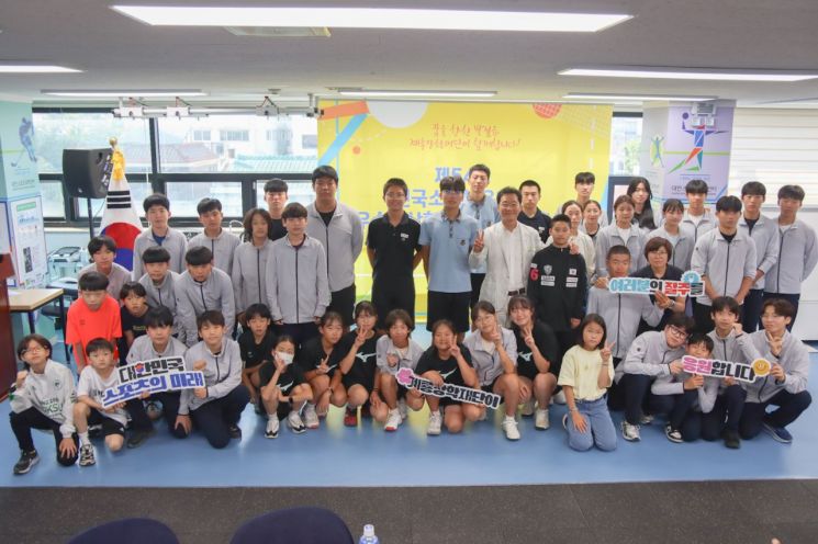 이승찬 계룡장학재단 이사장이 9일 전국소년체육대회 우수 입상 학생에게 장학금을 전달했다. / 계룡건설