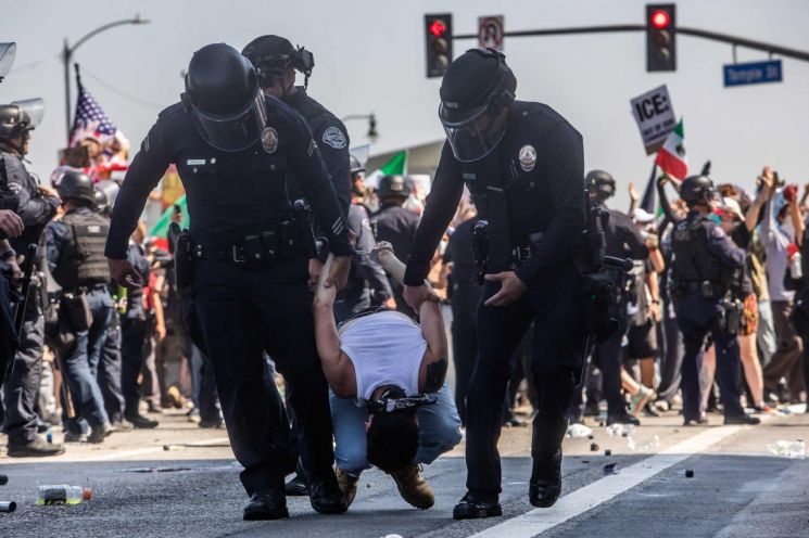 "당장 떠나라"…LA 경찰, 다운타운 전역 '집회금지구역' 선포