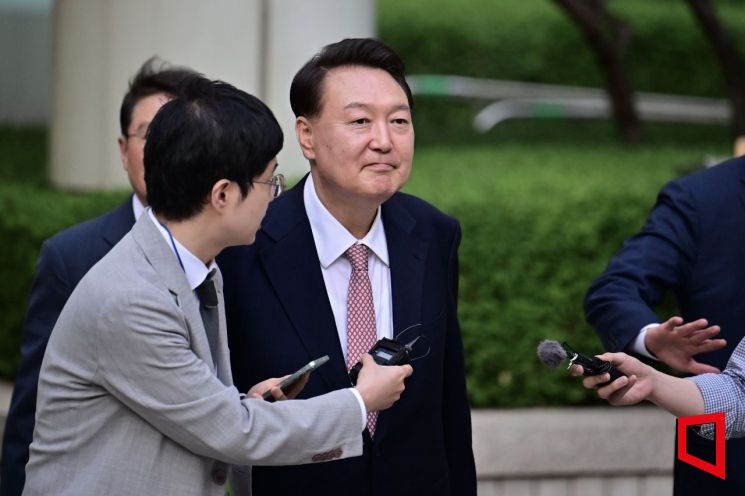 윤석열 전 대통령이 9일 오후 서울 서초구 중앙지방법원에서 열린 내란 우두머리 혐의, 직권남용 권리행사방해 혐의 사건 6차 공판을 마친 후 취재진의 질문을 받으며 법원을 나서고 있다. 2025.06.09 사진공동취재단