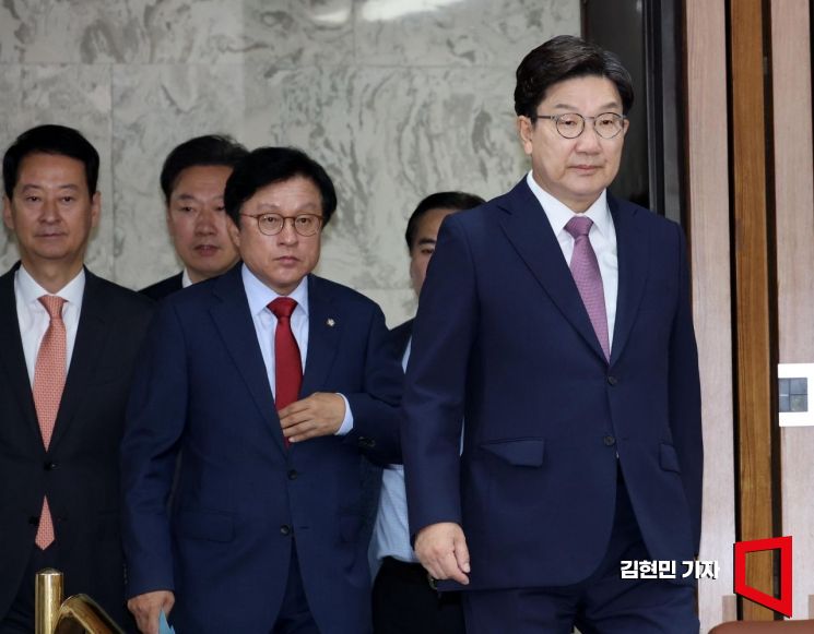 [포토] 원내대책회의 참석하는 권성동