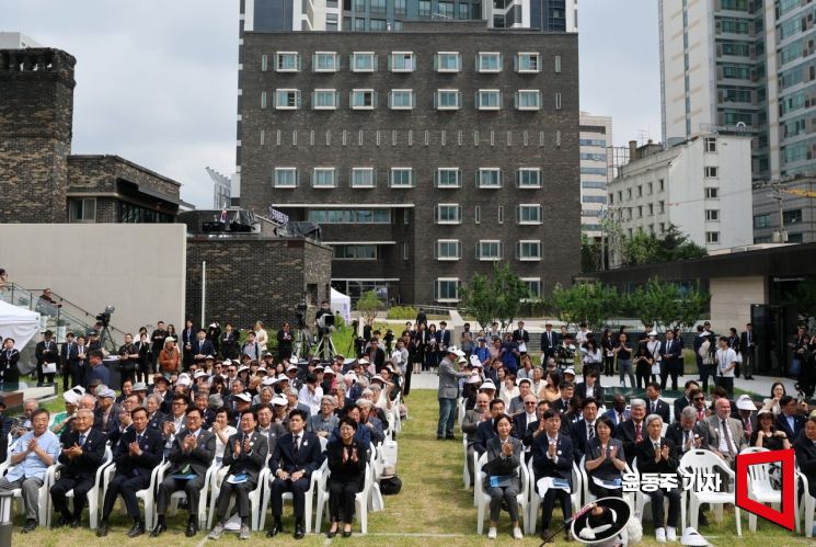 10일 서울 용산구 민주화운동기념관(옛 남영동 대공분실)에서 열린 6·10 민주항쟁 기념식 및 민주화운동기념관 개관식에서 우원식 국회의장과 박찬대 더불어민주당 대표직무대행, 김용태 국민의힘 비대위원장, 우상호 정무수석 등 주요 참석자들이 박수를 치고 있다. 2025.06.10 윤동주 기자