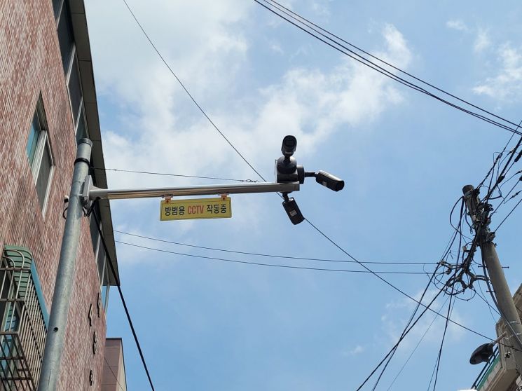 지난 9일 오전 8시30분 경기 안산시 단원구 성범죄자 조두순의 거주지 앞에는 방범용 카메라가 설치돼 있다. 공병선 기자