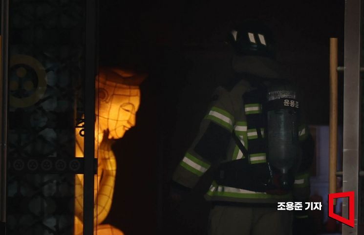 [포토] 화재현장 살펴보는 소방관