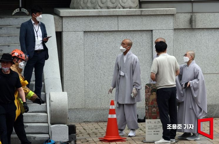 [포토] 화재현장 지켜보는 조계사 스님들