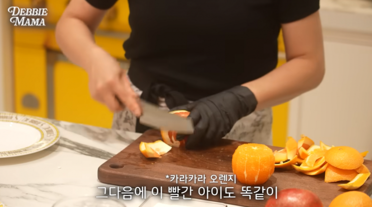 윤원정 앤디앤뎁 대표가 데비마마 채널을 통해 홈파티 요리 꿀팁을 전수하고 있다. '데비마마' 채널 유튜브 화면 캡처.