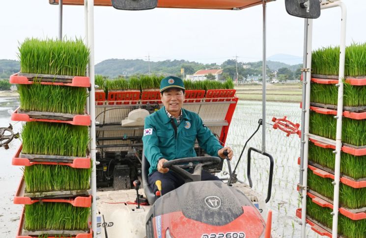 [포토] 성낙인 창녕군수, 농번기 영농 현장 방문