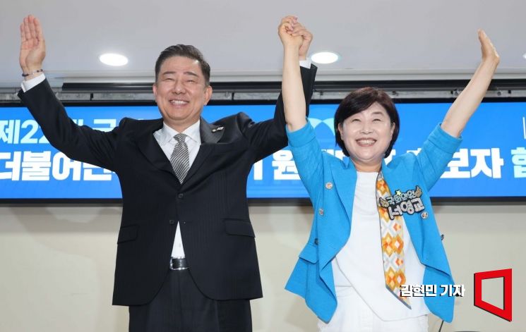 10일 국회 의원회관에서 열린 더불어민주당 제22대 국회 2기 원내대표 후보 합동 토론회에서 후보로 나선 김병기 의원(왼쪽)과 서영교 의원이 취재진 카메라를 향해 포즈를 취하고 있다. 2025.6.10김현민 기자