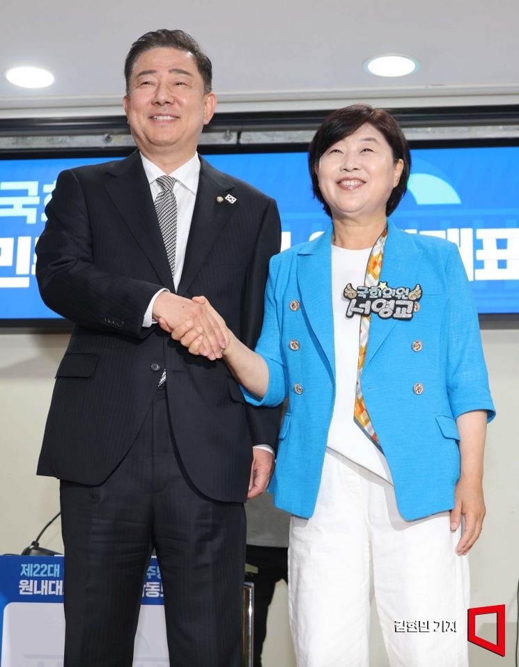 10일 국회 의원회관에서 열린 더불어민주당 제22대 국회 2기 원내대표 후보 합동 토론회에서 후보로 나선 김병기 의원(왼쪽)과 서영교 의원이 취재진 카메라를 향해 포즈를 취하고 있다. 2025.6.10김현민 기자