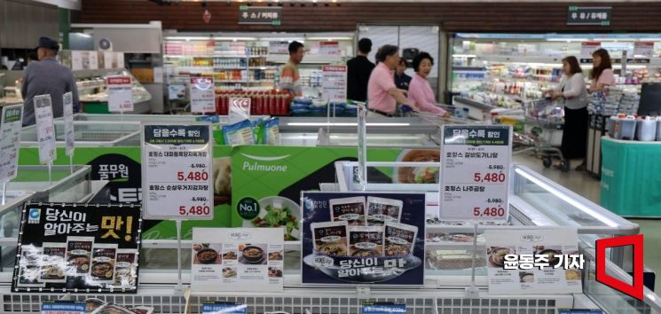 계임사태 이후 기업들이 커피, 빵, 냉동식품, 라면 등 가공식품 53개 품목에 대해 가격을 인상하면서 '밥상물가'가 비상이다. 그동안 기업이 정부의 물가 안정 대책에 협조하는 차원에서 가격 인상을 자제해오다 국정 공백기에 제품 가격을 무더기로 올렸다는 분석이 많다.사진은 10일 서울의 한 대형마트 가공식품 코너의 모습. 2025.06.10