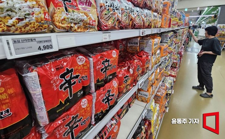 서울의 한 대형마트 라면판매대 모습.