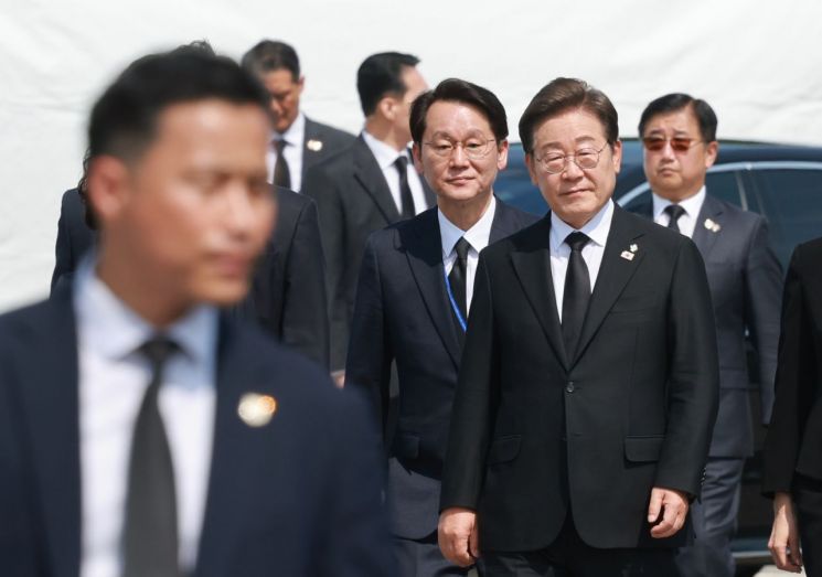 李 대통령 가슴에 단 '진관사 태극기' 고발에…우 의장 "그냥 웃는다"
