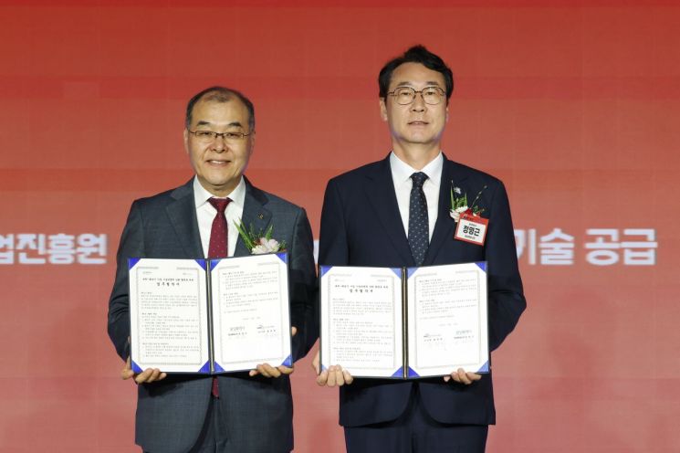 10일 수원과학대학교 신텍스에서 개최된 '기업 기술경쟁력 강화를 위한 업무협약식'에서 홍원화 한국연구재단 이사장(왼쪽부터)과 정명근 화성시장이 협약서를 들어보이고 있다. 화성시 제공