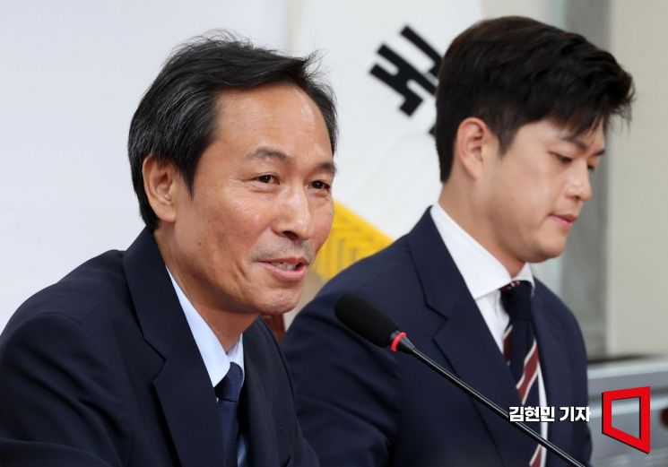[포토] 김용태 비대위원장 찾아 발언하는 우상호 정무수석