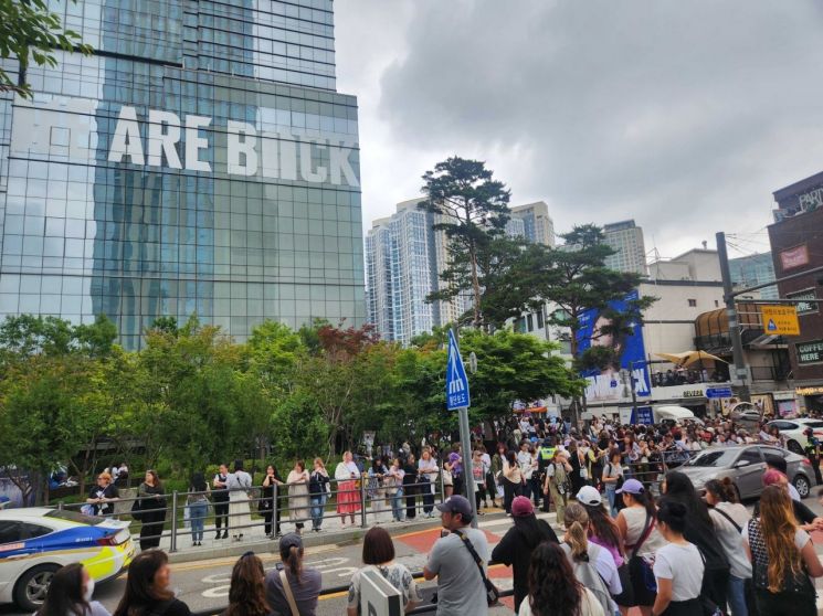 방탄소년단 RM·뷔 전역에 1500명 몰려…박찬욱 와인 자리도 관심