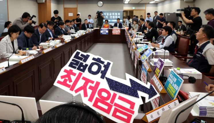 최임위 4차 회의서도 '최저임금 확대 적용' 노사 이견 지속
