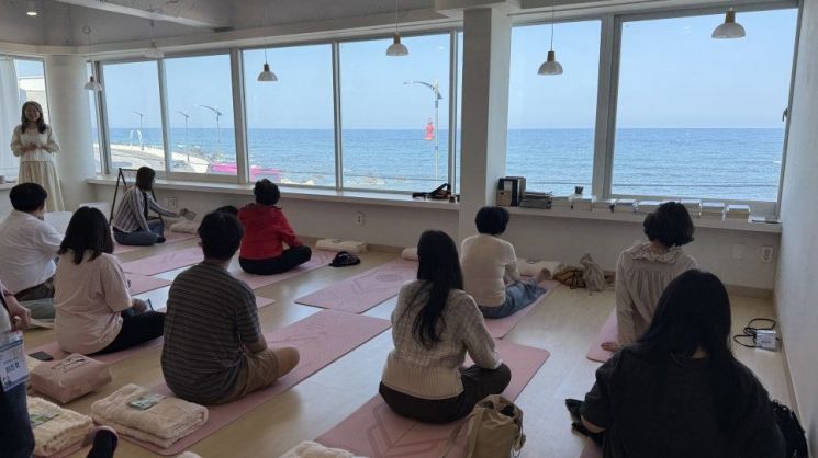 푸른파도 넘실대는 동해…파도파도 끝이없는 매력