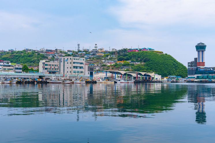 푸른파도 넘실대는 동해…파도파도 끝이없는 매력