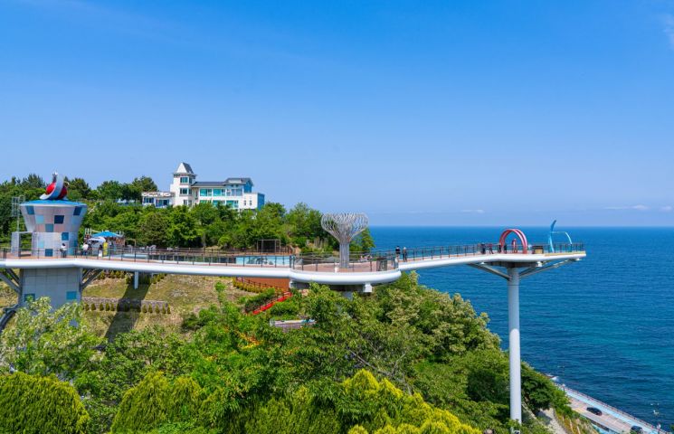 푸른파도 넘실대는 동해…파도파도 끝이없는 매력