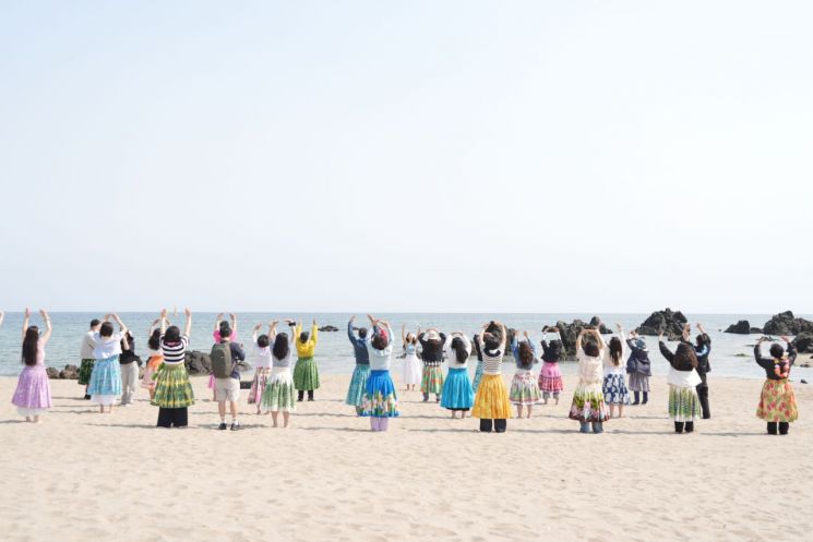 푸른파도 넘실대는 동해…파도파도 끝이없는 매력