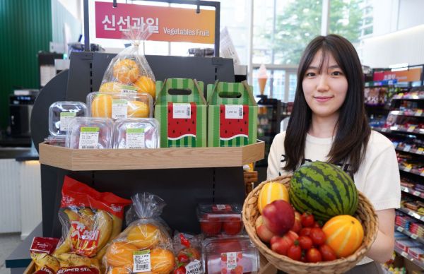 모델이 세븐일레븐이 출시한 제철 특산 과일들을 홍보하고 있다. 세븐일레븐 제공.