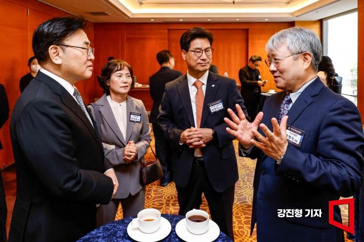 [포토] 유상임 과기부 장관과 의견 나누는 장범식 아시아경제 대표
