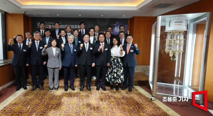 11일 서울 중구 롯데호텔에서 열린 ‘2025 아시아미래기업포럼’ 참석자들이 한국표준과학연구원의 양자컴퓨터 모형 옆에서 기념촬영을 하고 있다. 앞줄 왼쪽부터 정우성 한국과학창의재단 이사장, 오상록 한국과학기술연구원장, 윤진희 한국물리학회장, 장범식 아시아경제 대표, 유상임 과학기술정보통신부 장관, 김영식 국가과학기술연구회 이사장, 백한희 IBM리서치 퀀텀 알고리즘 센터 총괄디렉터, 박일준 대한상공회의소 상근부회장. 두번째줄 왼쪽부터 황판식 과학기술인공제회 이사장, 오태석 한국과학기술기획평가원장, 이상민 SK텔레콤 글로벌A&I센터 성장사업추진실장, 이준구 큐노바 대표, 엄상윤 아이디큐코리아 대표, 정철 한국경제연구원장, 이식 한국과학기술정보연구원장. 세번째줄 왼쪽부터 신범수 아시아경제 편집국장, 김승철 삼일PwC경영연구원 수석연구위원, 이창희 한국정보통신진흥협회 상근부회장, 한상욱 한국양자정보학회장, 김정회 한국반도체산업협회 상근부회장, 김성혁 LG전자 퀀텀 AI 태스크 수석연구위원, 김효실 미래양자융합센터장. 2025.6.11 조용준 기자