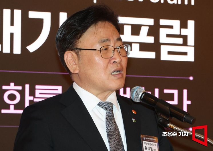 유상임 과학기술정보통신부 장관이 11일 서울 중구 롯데호텔에서 열린 '2025 아시아미래기업포럼'에서 축사를 하고 있다. 이번 포럼은 '양자컴퓨터기술, 산업화를 모색하라'란 주제로 열렸다. 2025.6.11 조용준 기자