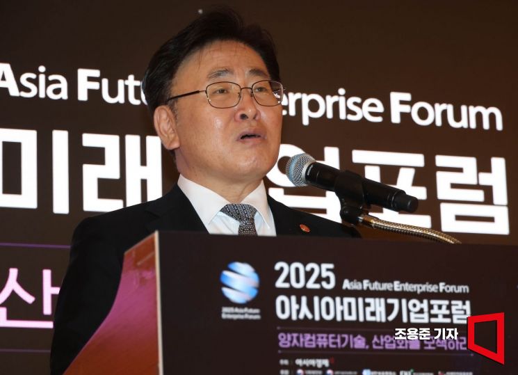 유상임 과학기술정보통신부 장관이 11일 서울 중구 롯데호텔에서 열린 '2025 아시아미래기업포럼'에서 축사를 하고 있다. 이번 포럼은 '양자컴퓨터기술, 산업화를 모색하라'란 주제로 열렸다. 2025.6.11 조용준 기자