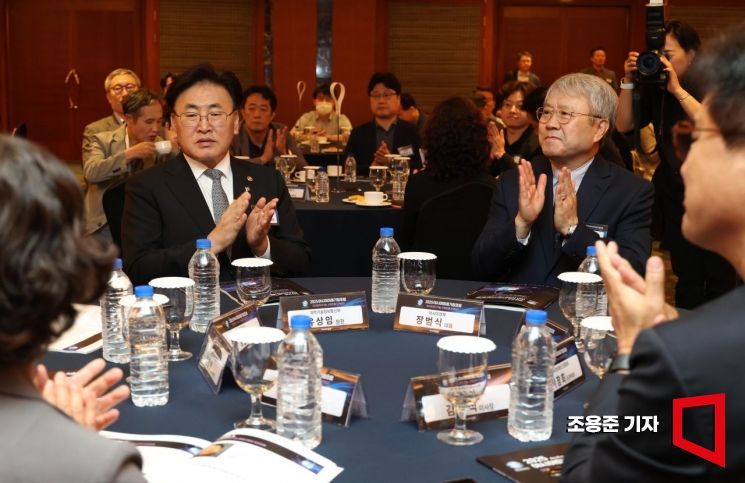 [포토] 박수치는 유상임 장관과 장범식 대표