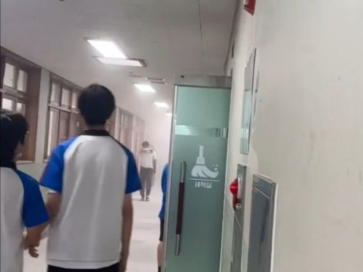 경기 파주시의 한 중학교에서 2학년 학생이 교사의 훈계에 불만을 품고 교무실과 복도에 소화기를 난사하는 사건이 발생했다. 연합뉴스