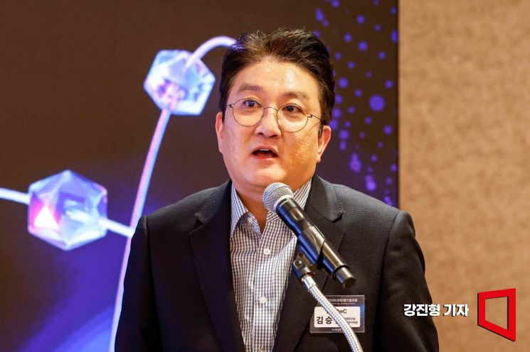 김승철 삼일PwC 경영연구원 수석연구원이 11일 서울 중구 롯데호텔에서 아시아경제 주최로 열린 ‘2025 아시아미래기업포럼’에 참석해 특별강연 하고 있다. 강진형 기자