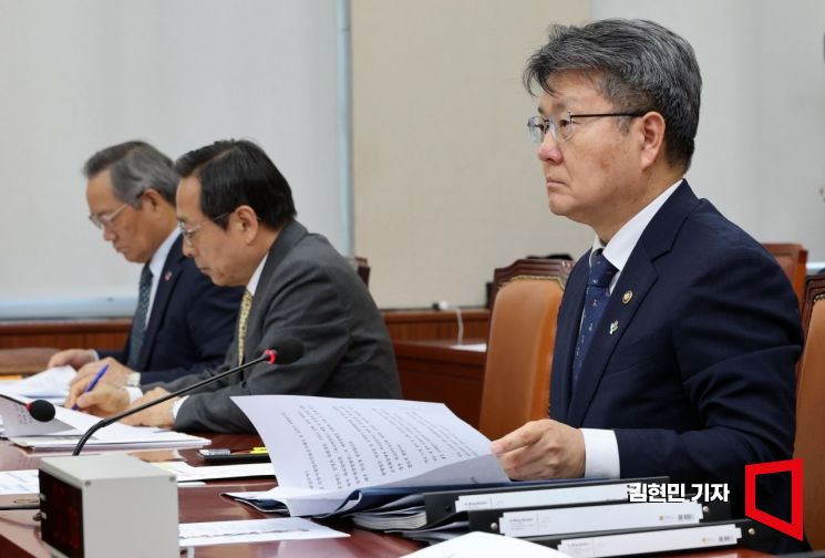 오석환 교육부 차관이 11일 국회에서 열린 교육위원회 전체회의에 참석하고 있다. 교육위는 교육부를 상대로 보수 성향 단체 '리박스쿨'의 댓글 여론조작 의혹 관련 긴급 현안질의를 진행했다. 2025.6.11 김현민 기자