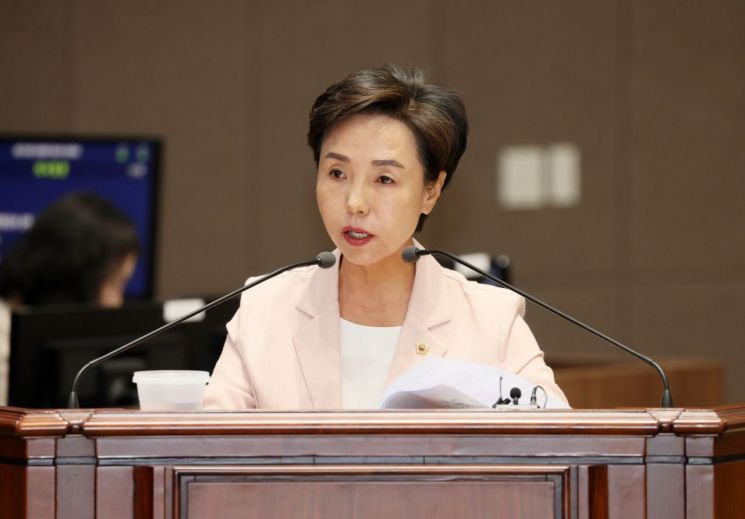 충남도의회 박미옥 의원이 도정 및 교육행정 질문을 통해 청양고 폭력사태에 대한 도 교육청의 부실대응을 지적하고 있다./충남도의회 제공