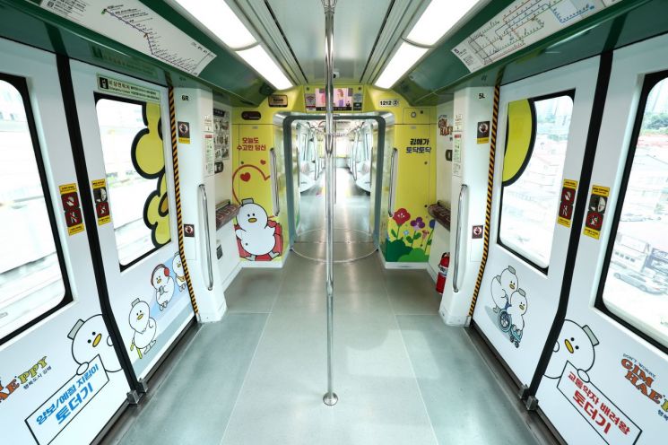 '토더기 열차' 달린다 … 김해시, 두 번째 경전철 테마열차 운행