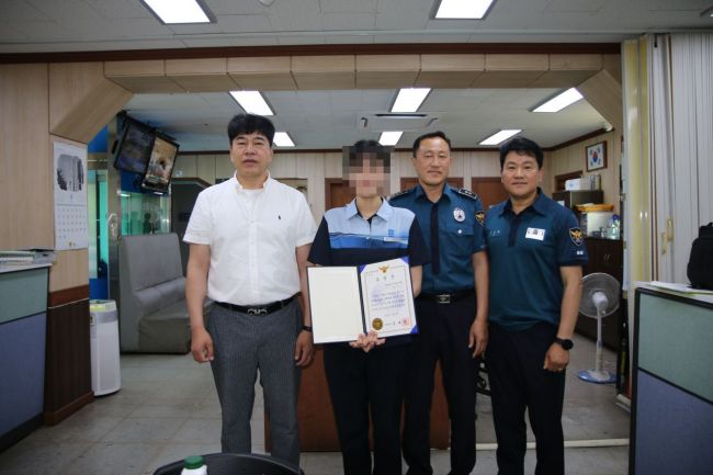 순천경찰서는 지난 10일 순천역에서 보이스피싱 현금 수거책 검거에 기여한 순천역 직원에게 경찰서장 표창장을 수여했다. 순천경찰서 제공