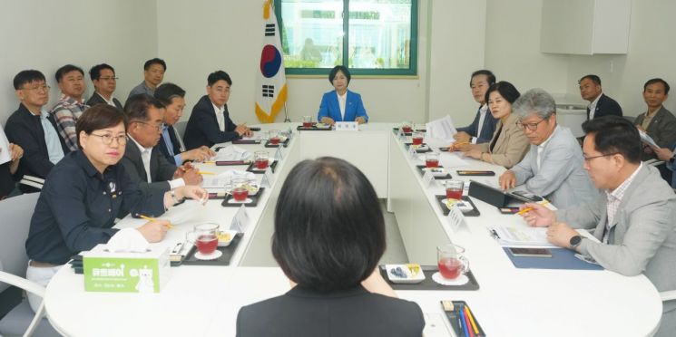 광주시의회 교육문화위원회 위원들이 11일 오전 광산구 선운2지구에 지난 3월 개원한 운수유치원을 방문, 관계자들로부터 건의 사항 등을 듣고 있다. 광주시의회 제공