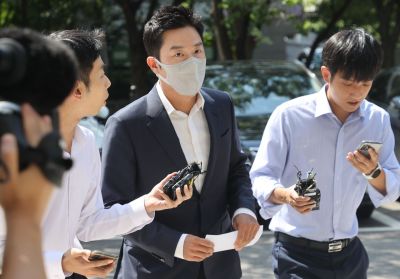 프로골퍼 안성현씨가 코인 발행업체로부터 수십억원대의 불법 상장 수수료를 챙긴 혐의(특정경제범죄가중처벌법상 사기·배임수재)로 2023년 9월1일 서울 양천구 서울남부지방법원에서 열린 구속 전 피의자 심문(영장실질심사)에 출석하는 모습. 연합뉴스