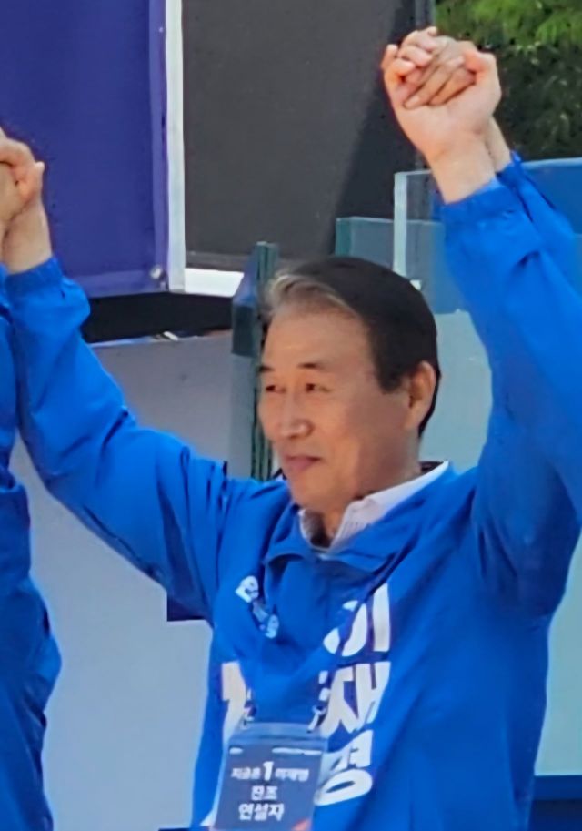 권오을 경북 안동 출신으로 제15·16·17대 국회의원을 지낸 3선 중진이며, 지난 제21대 대선 당시 이재명 후보 캠프의 공동선거대책위원장을 맡아 보수층 확장에 기여했다.