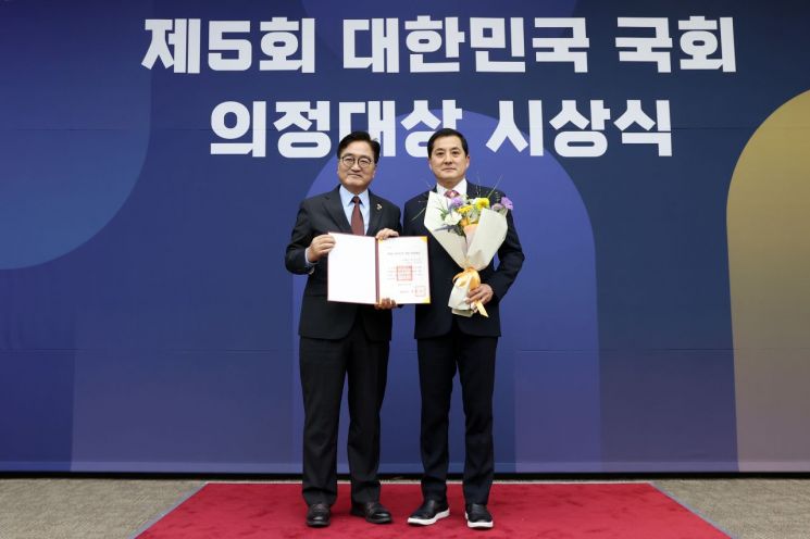 진주 박대출 의원 '제5회 대한민국 국회 의정대상' 수상.