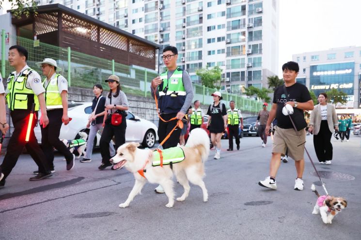 원주시 반려견순찰대 20개 팀을 비롯한 시민 300여명이 11일 저녁, 자율방법 합동순찰대와 지역 내 안전 사각지대 점검과 안전한 반려견 문화 캠페인 활동을 펼쳤다. 사진=원주시청 제공